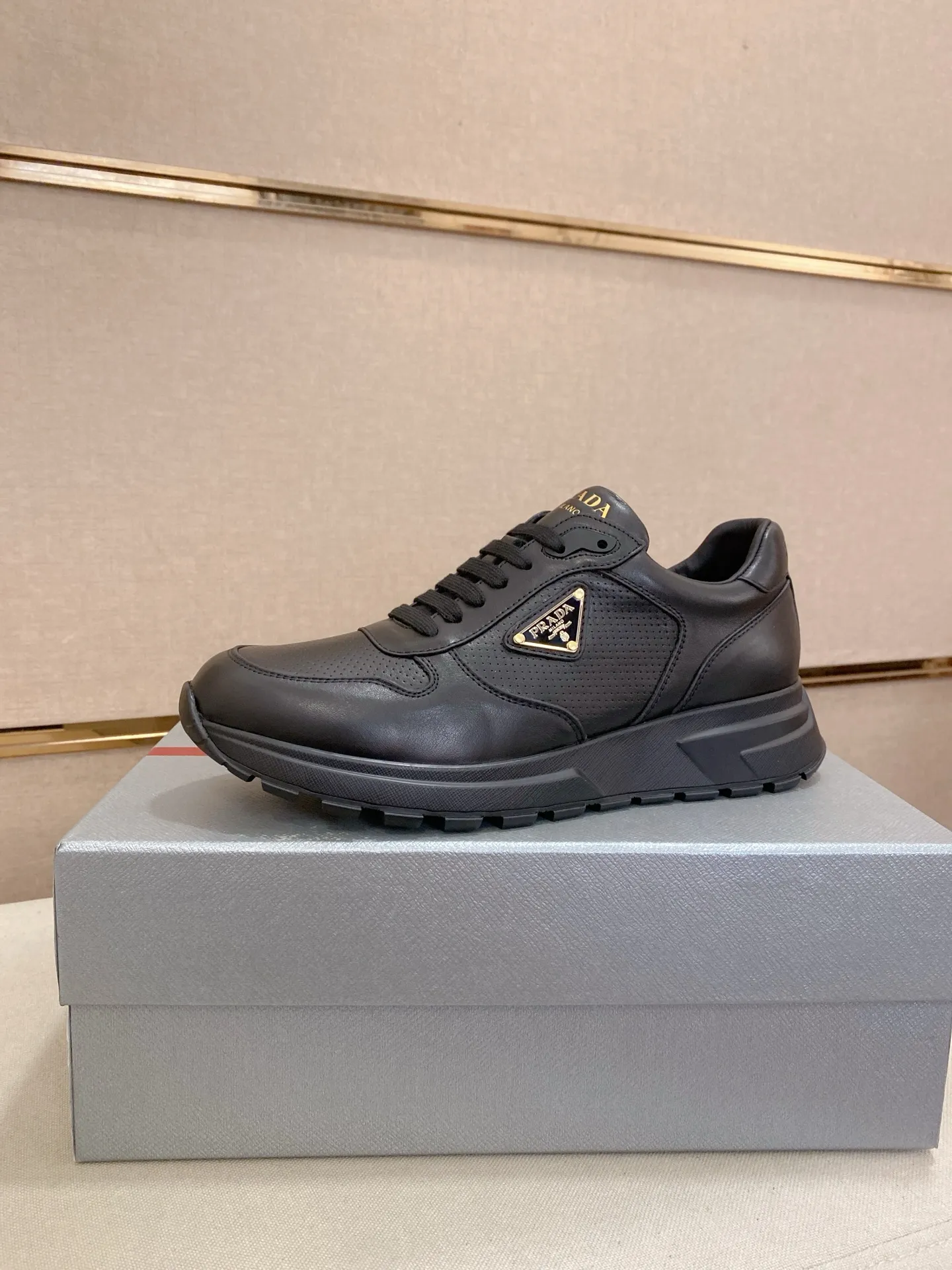 Men's shoes 💰 580💰 ✔️✔️✔️High-quality new PRADA counters are launched at the same time. The new men's shoes and 😘fabrics are selected from imported first-layer cowhide and are made by pure handcrafts. Lining: Full cowhide lining. 👍🏿 High-end ☄️ air-cushion molded anti-slip rubber outsole, exquisite lines, simple and elegant, comfortable and high-end for leisure travel. Code number: 38 to 44 (45 can be customized and cannot be returned or exchanged)